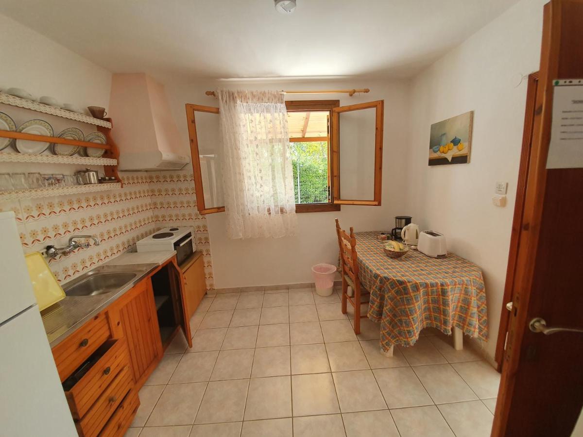 Dionisos Studios And Apts Skiathos Koukounaries Eksteriør bilde