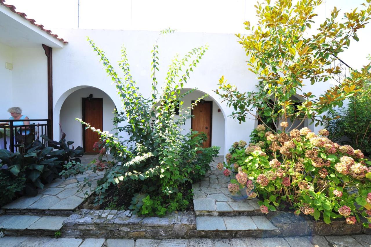 Dionisos Studios And Apts Skiathos Koukounaries Eksteriør bilde